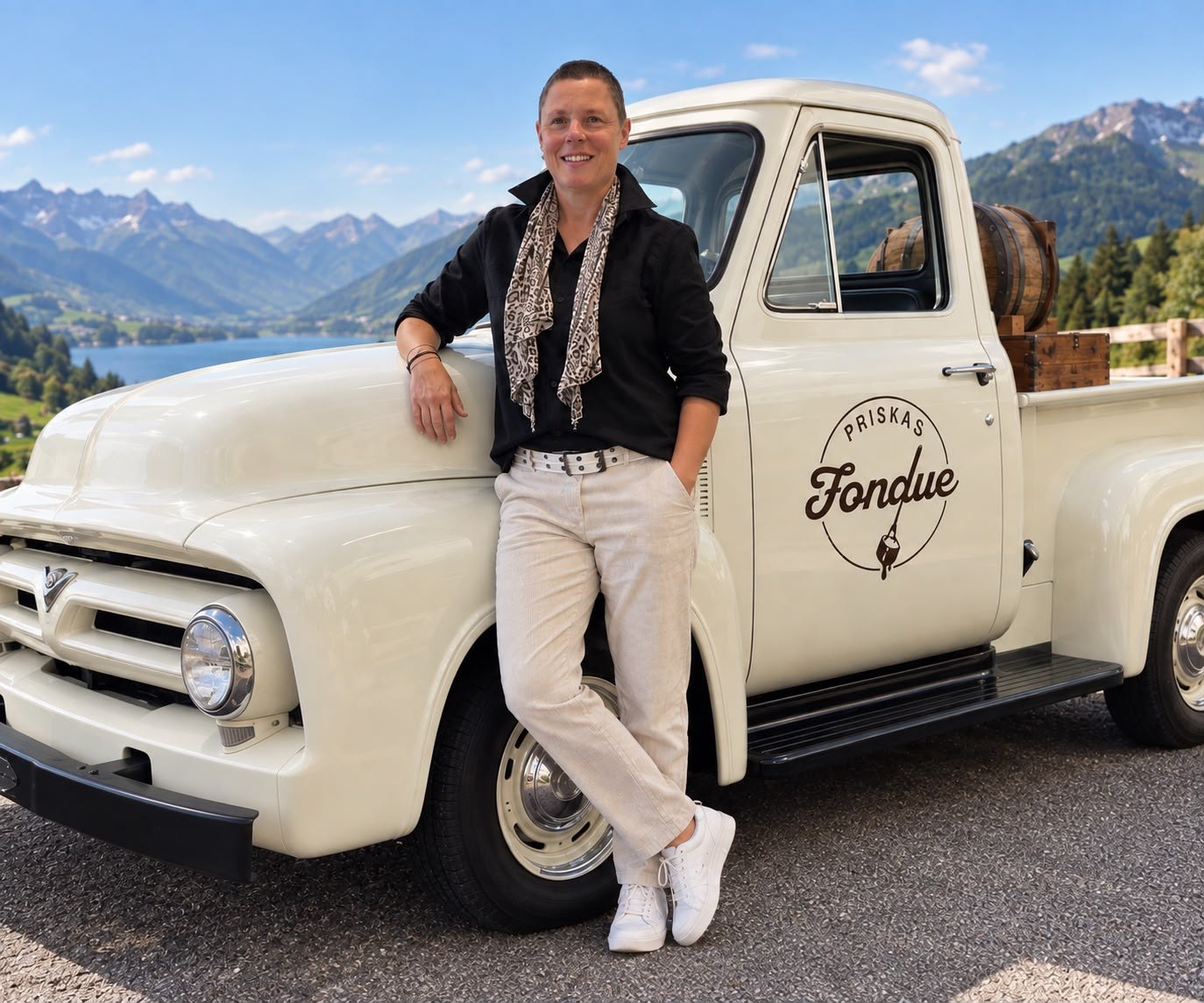 Priska Fäh vor ihrem Pickup mit dem Fondue-Logo